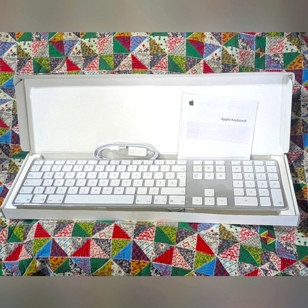 APPLE Wired Keyboard with Numeric Keypad | Silver and White | NIB